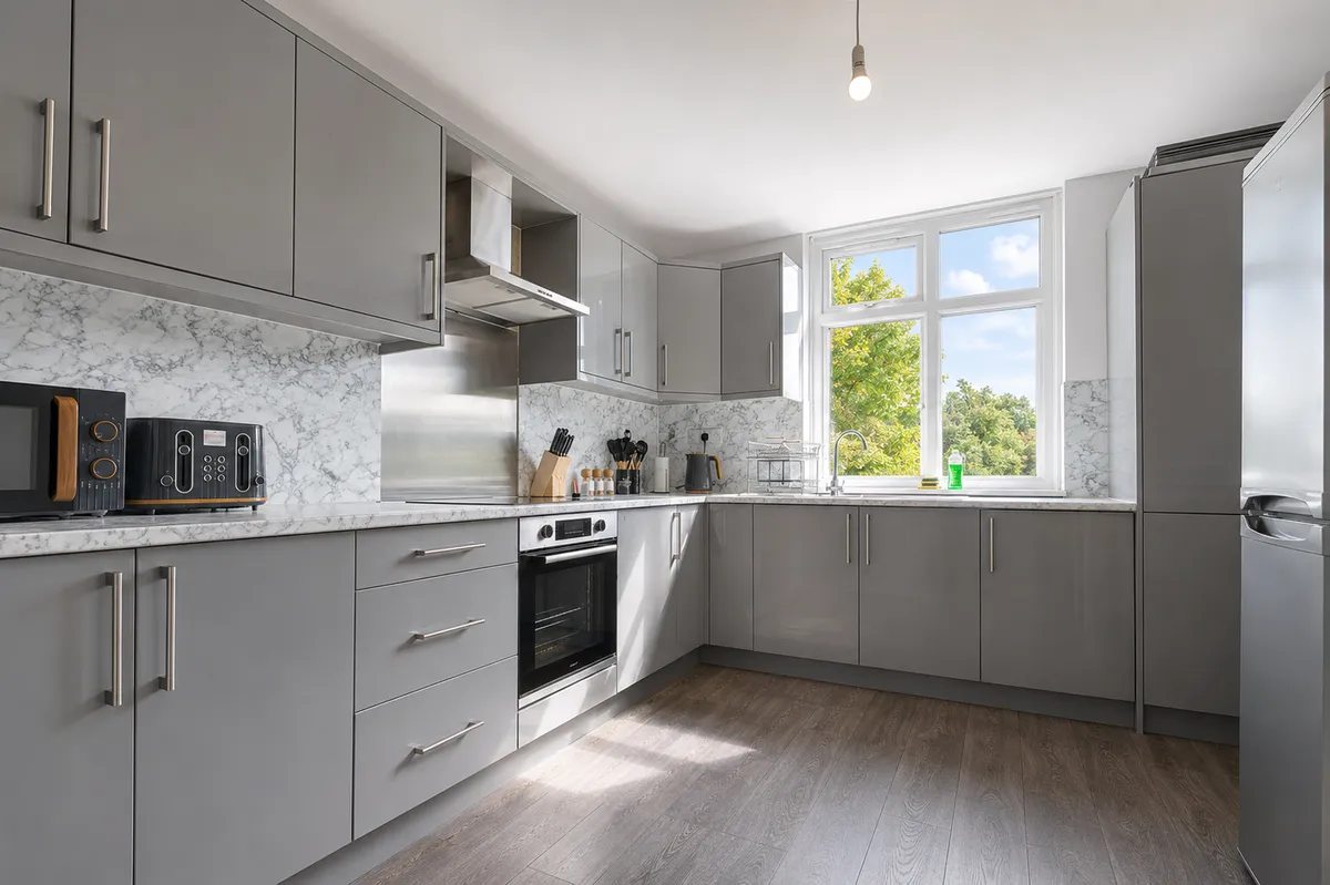 Fitted kitchen with an oven, microwave, toaster and full-height fridge freezer